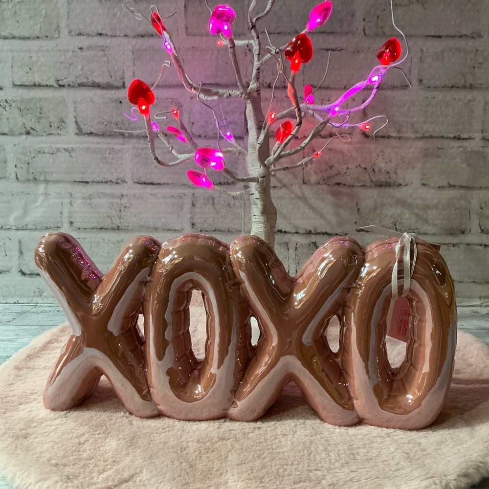 LOVE AND CUPCAKES Ceramic Pearlized Xoxo Decor